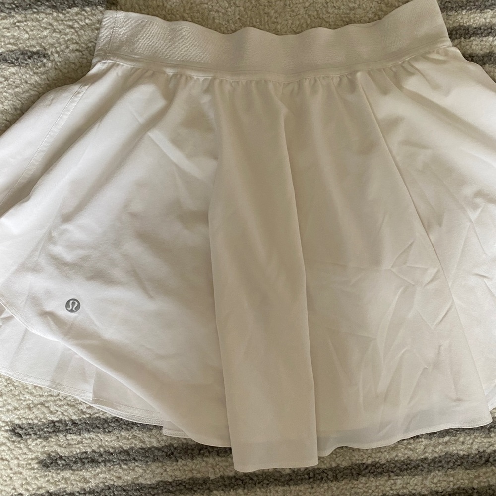 White Lulu lemon skirt, tag is removed but fits a 4-6! Like new!